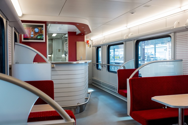 Pociąg Flirt 3, wyprodukowany prawie w całości w Polsce przez konsorcjum Stadler-NEWAG dla PKP Intercity