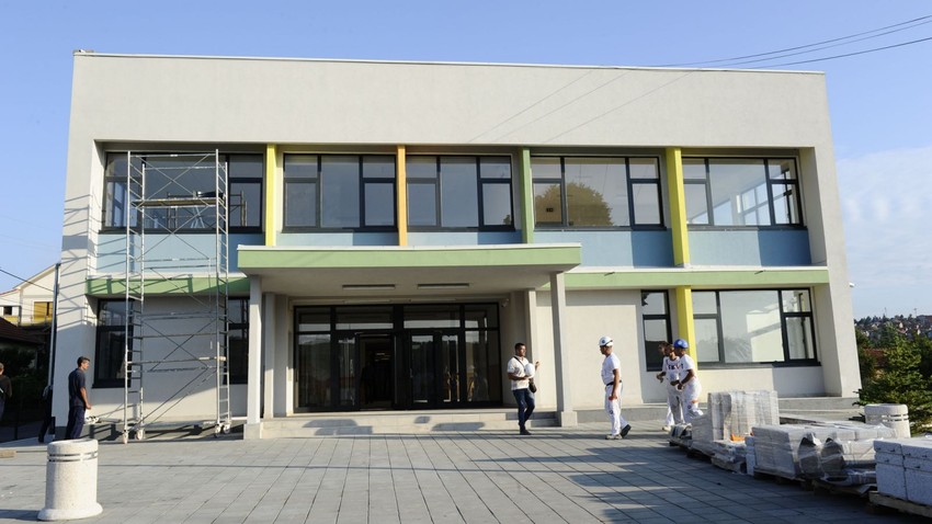 Škola u Leštanima kojoj đaci nisu imali toalete, već su morali da koriste poljski toalet