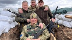 Zdobywca Złotej Piłki z karabinem w ręku broni Ukrainy