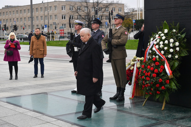 Obchody 13. rocznicy katastrofy smoleńskiej. Prezes PiS Jarosław Kaczyński złożył kwiaty przed pomnikiem ofiar katastrofy smoleńskiej