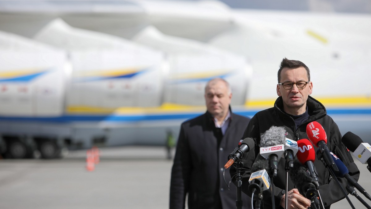 Mateusz Morawiecki i Jacek Sasin przy An-225