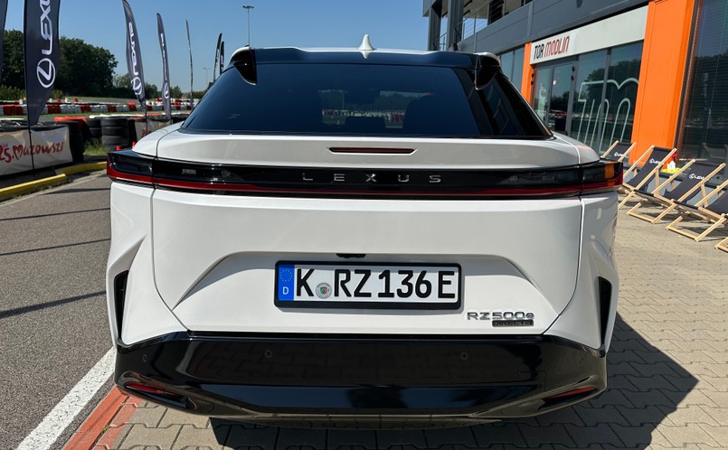 Nowy Lexus RZ 500e