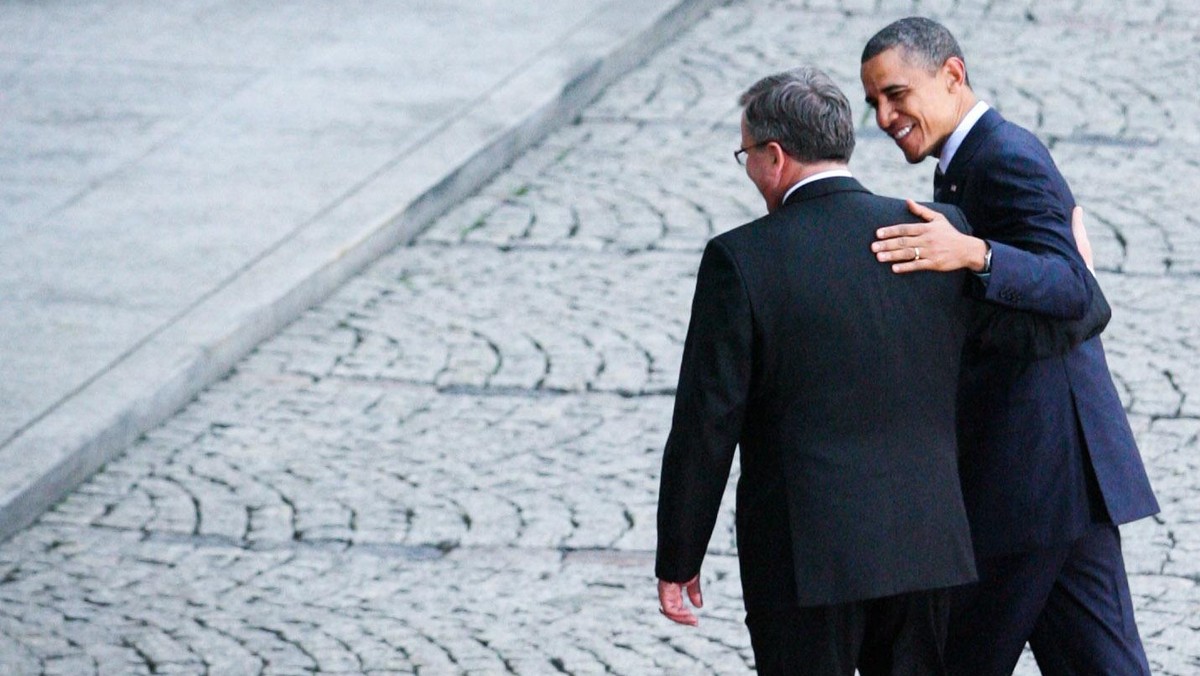 Prezydent USA Barack Obama uspokoi Polaków, zapewniając ich, że nie zostali przez Waszyngton zapomnieni mimo dążenia do poprawy stosunków z Rosją - pisze na swym portalu "Daily Telegraph". Według brytyjskiej gazety, amerykański prezydent zapewni w Warszawie, że USA są zainteresowane mobilnym systemem obrony przeciwrakietowej, którego elementy gotowe są rozmieścić na swym terytorium Polska, Czechy, Słowacja i Rumunia.