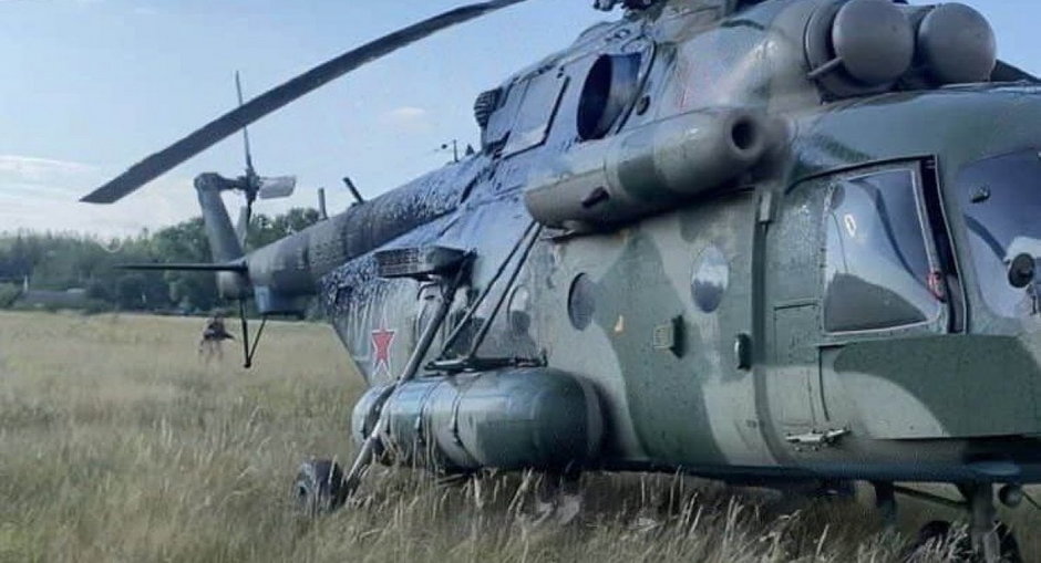 Zdjęcie przejętego przez ukraiński wywiad rosyjskiego śmigłowca Mi-8AMTSz tuż po lądowaniu