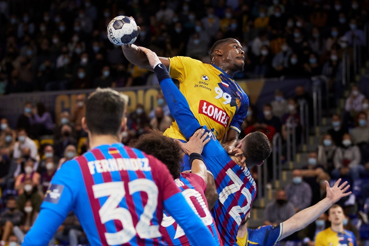 Zawodnik Łomży Vive Kielce Dylan Nahi (w górze) podczas meczu z FC Barcą