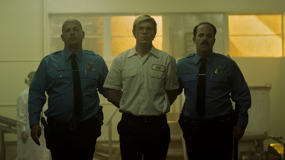 Netflix pod falą krytyki. Usuwa tag LGBTQ z serialu "Dahmer"