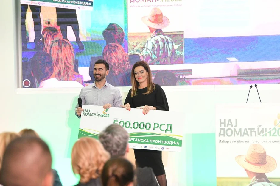 Pavle Đorđević prima nagradu u PKS