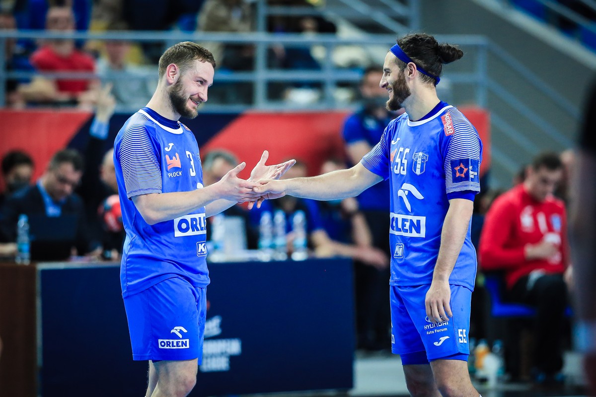 Piłkarze ręczni Orlen Wisły Płock (od lewej: Michał Daszek i Niko Mindegia)