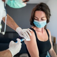 Koronavírus: a brit mutáns ellen is hatásos a Pfizer és a Moderna