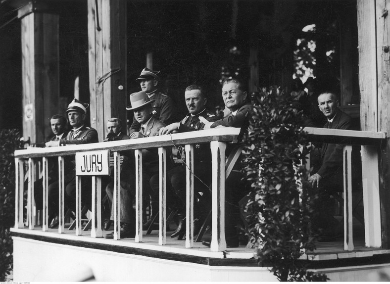 Krajowe zawody konne na hipodromie w Łazienkach Królewskich w Warszawie, maj 1932. Loża jury, drugi z prawej to Marian Dąbrowski