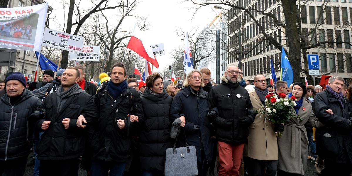 Organizacja Polonia Institute, działająca na terenie Stanów Zjednoczonych, określiła Komitet Obrony Demokracji jako „organizację terrorystyczna”. 