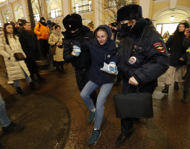 epa09781531 Russian policemen detain a protestor during rally against entry of Russian troops into Ukraine in St. Petersburg, Russia, 24 February 2022. On February 24, early in the morning, President Vladimir Putin announced his decision to launch a military special operation in the Donbass. Against this background, the ruble weakened against the dollar and the euro to a six-year low, the Russian stock market fell by 11 percent, trading on the Moscow and St. Petersburg stock exchanges were suspended. The prices of oil and precious metals are rising on world markets. EPA/ANATOLY MALTSEV Dostawca: PAP/EPA.