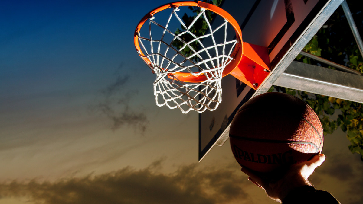 Jordan Kilganon, znany amerykański dunker, który ma zaledwie 185 cm wzrostu, wciąż zachwyca. Sportowiec co jakiś czas w sieci zamieszcza nagranie pokazujące jego najlepsze wsady, tym razem też udało mu się nas zaskoczyć.