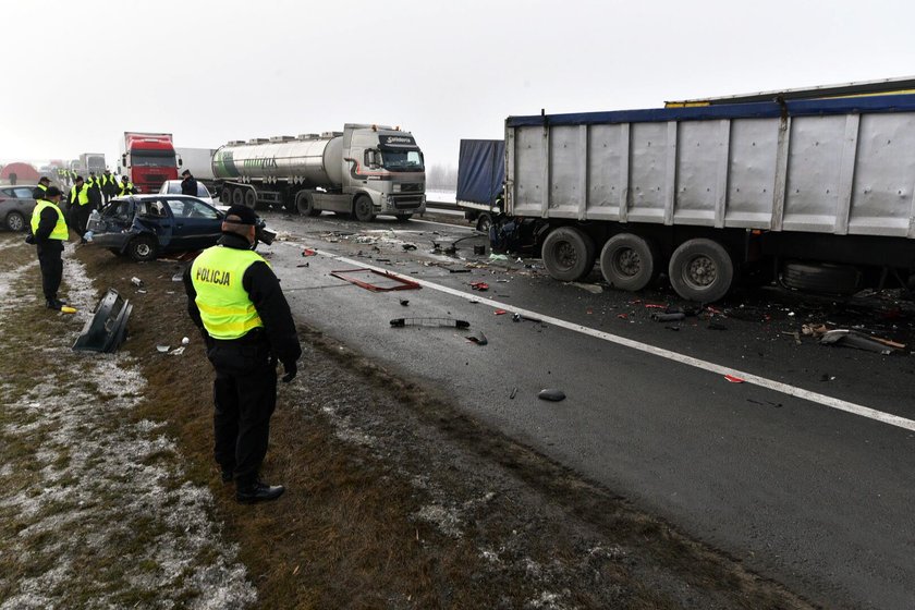 Karambol na A1. Ponad 70 rozbitych aut niedaleko Piotrkowa Trybunalskiego.