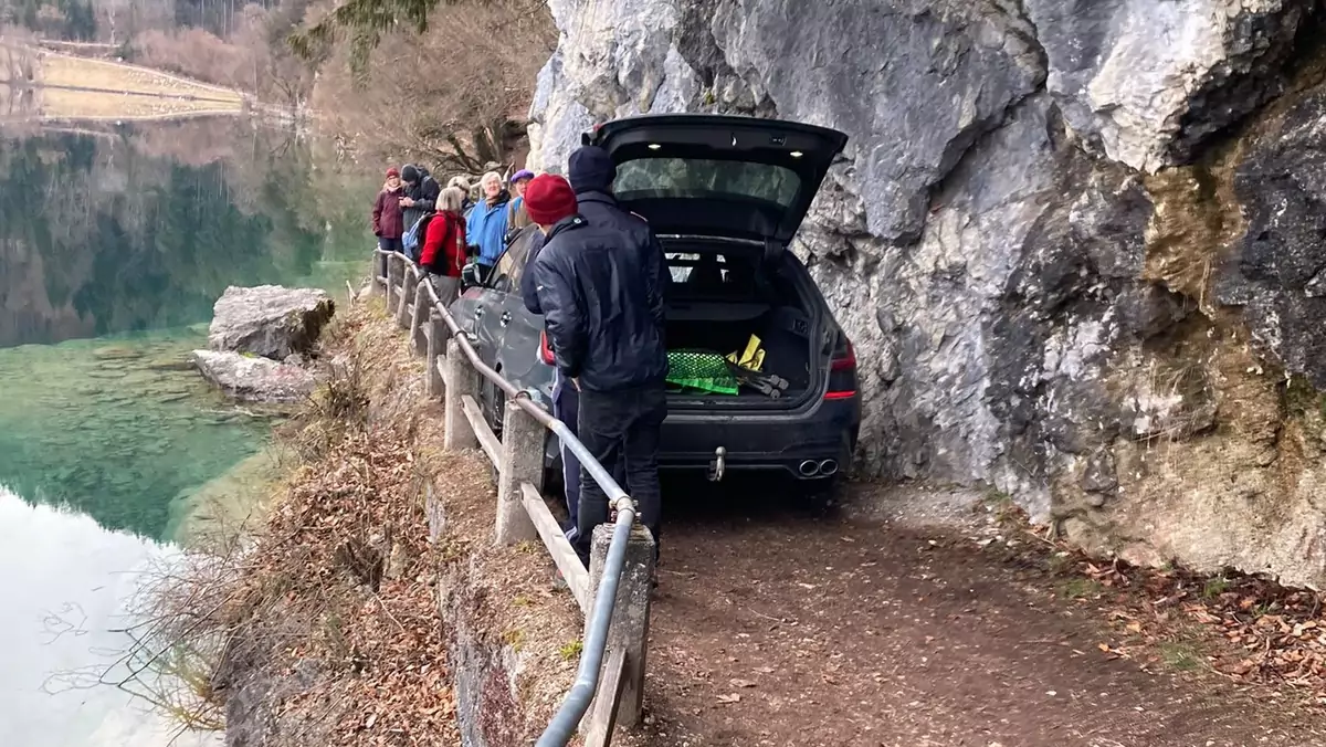 BMW-Alpina B3 Touring zakleszczona na górskim szlaku
