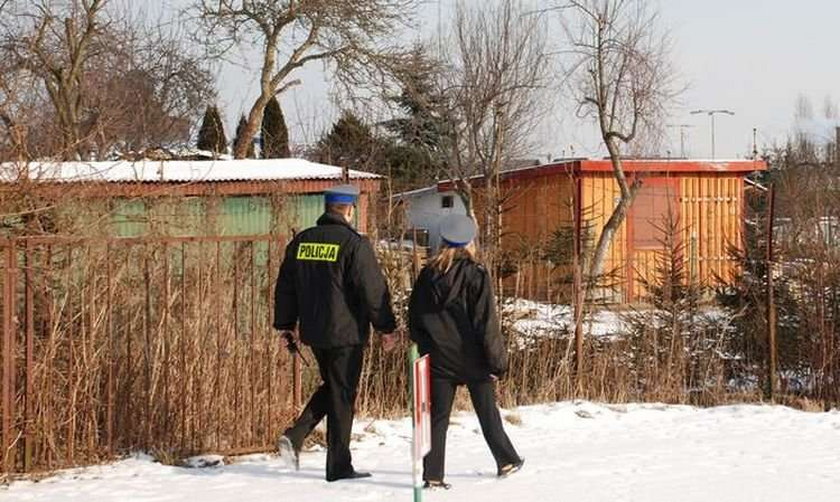 Ten psiak omal nie zamarzł. Uratowali go policjanci