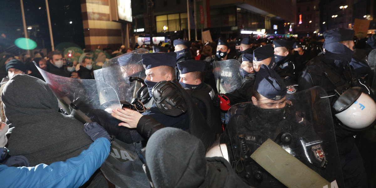 Trwa protest kobiet w Warszawie. Doszło do przepychanek z policją