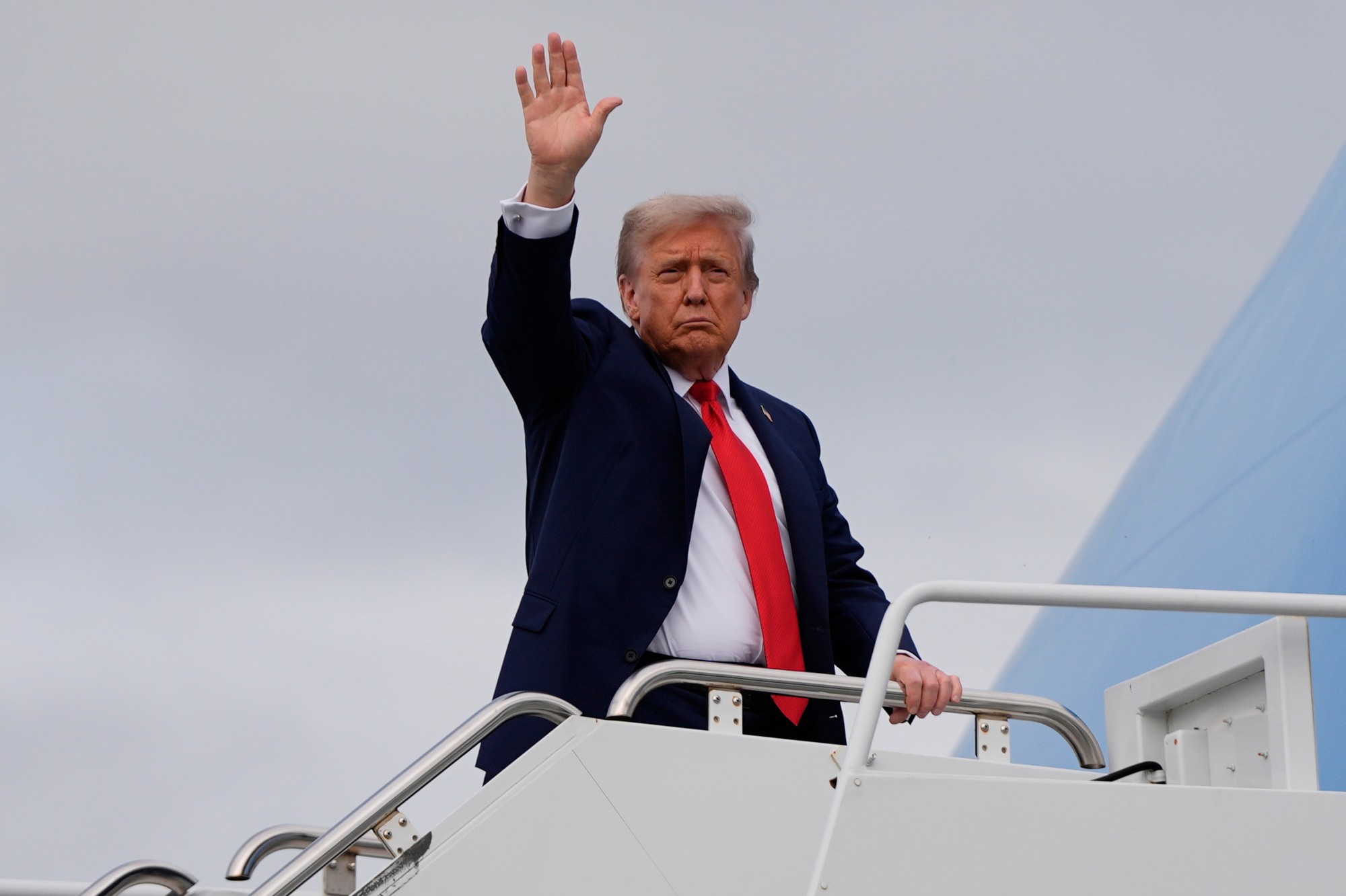 Americký prezident Donald Trump nastupuje do lietadla Air Force One po stretnutí s  ruským prezidentom Vladimirom Putinom.