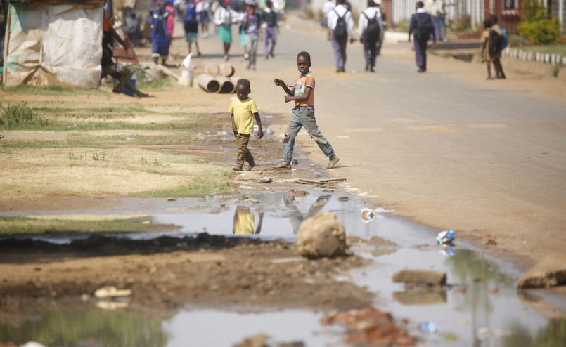 Przenosząca się za pośrednictwem zanieczyszczonej wody choroba wymknęła się spod kontroli na początku września. Potwierdzono wówczas w Harare śmierć pięciu osób i kilkadziesiąt przypadków zarażeń. Po dwóch tygodniach władze mówią już o największej epidemii od lar, nie żyje 28 osób, jest ponad 5 tysięcy pacjentów. Poprzednia epidemia, z lat 2008-2009, pochłonęła - według różnych szacunków - od 1,5 tysiąca do 3 tysięcy ofiar śmiertelnych i nie została opanowana do dziś.