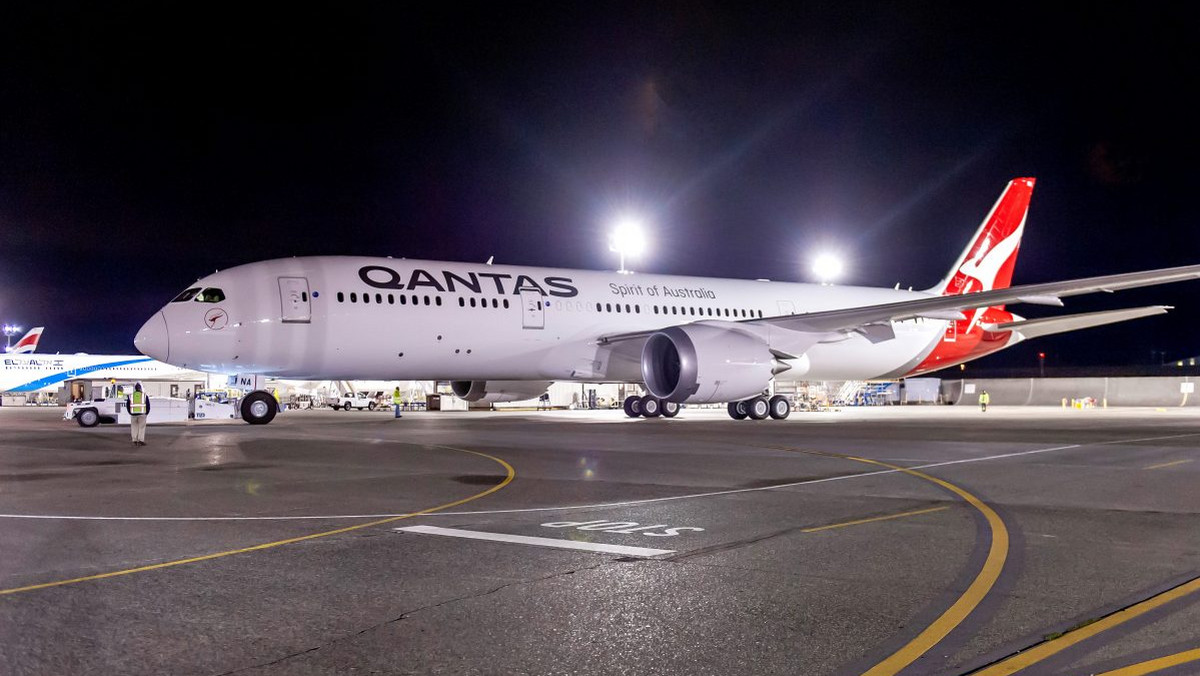 Australijskie linie lotnicze Qantas przeprowadzą kilka lotów testowych z Nowego Jorku i Londynu do Sydney, aby sprawdzić, jak na 20-godzinną podróż reaguje ludzkie ciało. W badaniu będą brać udział tylko pracownicy firmy - informuje przewoźnik.