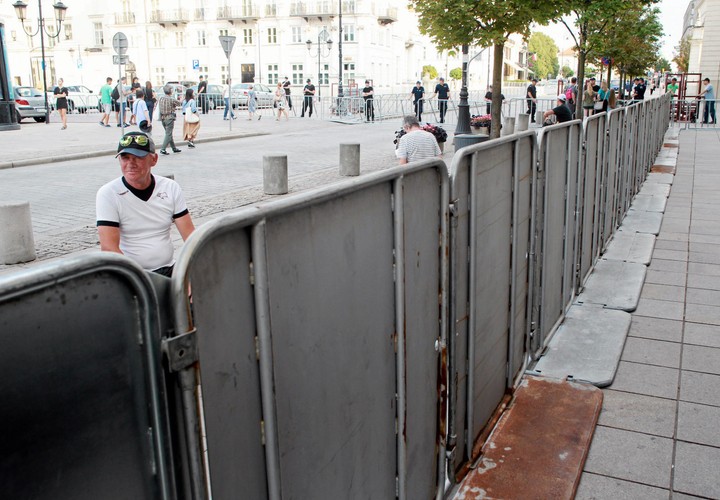 Barierki na Krakowskim Przedmieściu w Warszawie