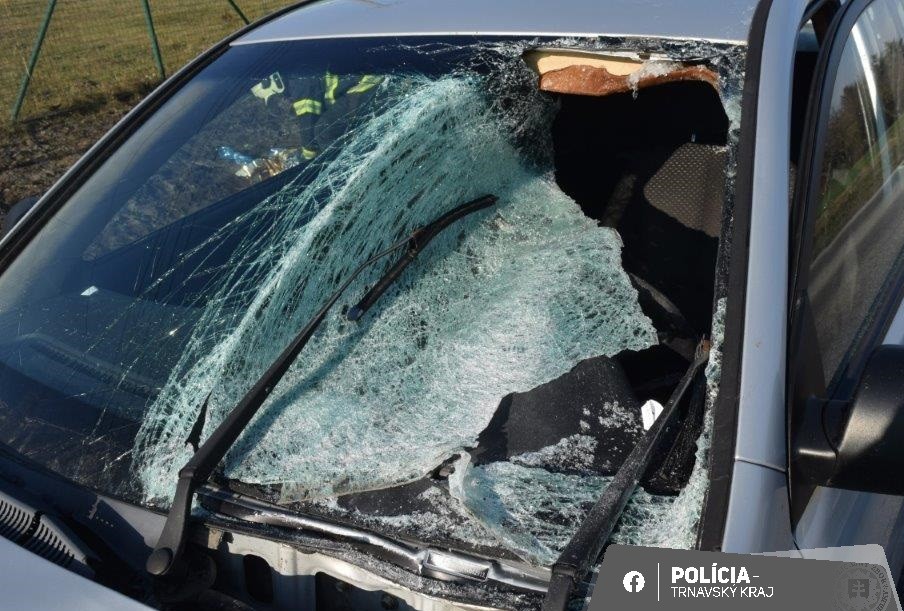 Odpadnuté kusy ľadu zlomili protiidúcemu vodičovi nos.