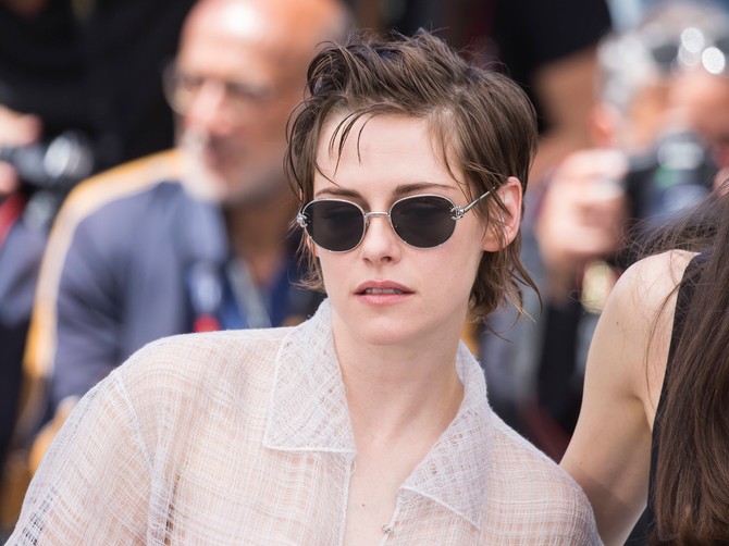 Kristen Stjuart u Šanel kompletu i starim Najk patikama došla u Kan