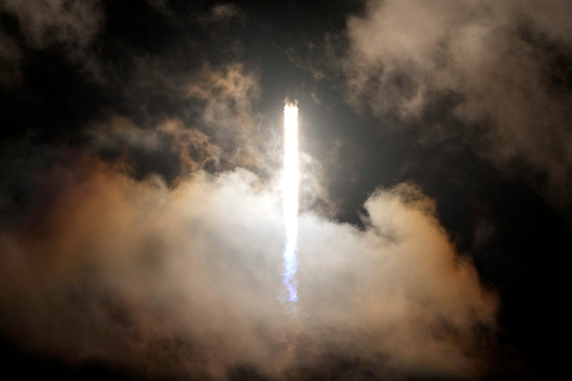 Americká spoločnosť SpaceX úspešne odštartovala misiu Polaris Dawn.