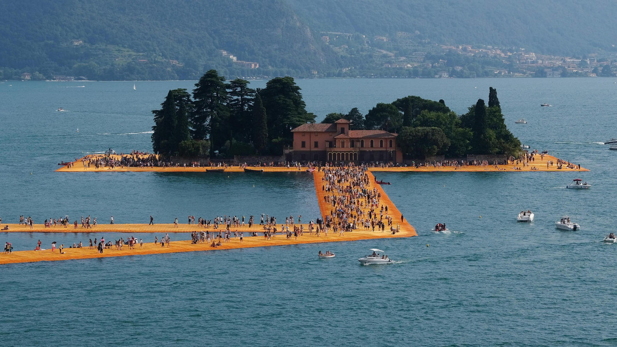 Prawie 1,5 miliona osób przeszło po wyjątkowej promenadzie - instalacji zbudowanej na jeziorze Iseo na północy Włoch przez bułgarskiego artystę Christo. Molo otwarte od 18 czerwca do niedzieli było największą atrakcją turystyczną na początku lata we Włoszech.