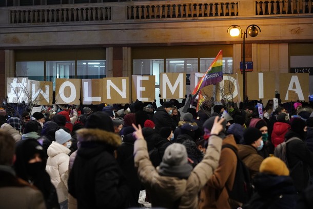 Demonstracja „Media bez wyboru przed siedzibą TVP w Warszawie przeciwko wprowadzeniu podatku od reklam, luty 2021 r.