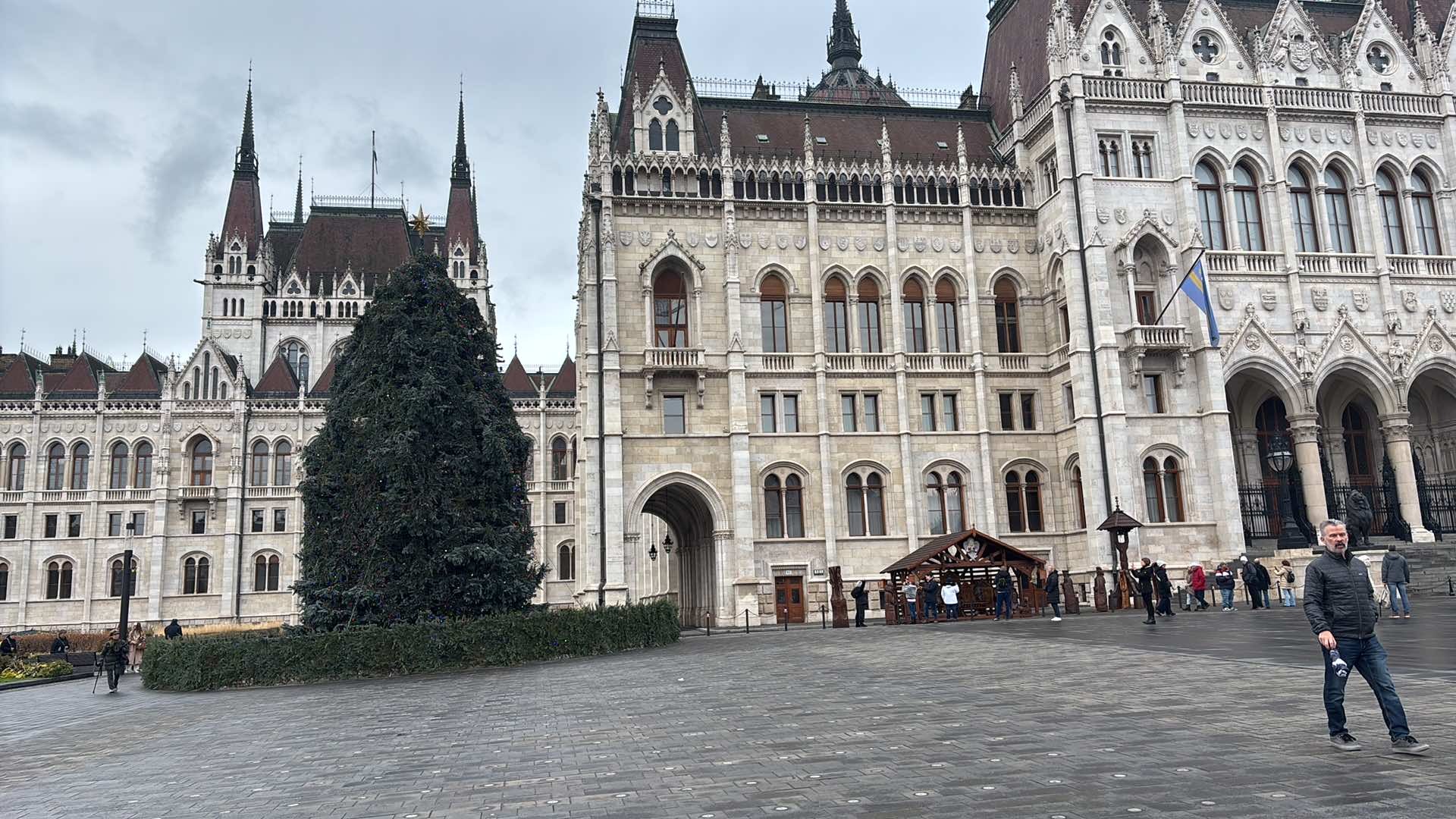 Vianočný stromček pred budovou maďarského parlamentu. 