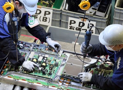 Zarobki w przemyśle bardziej atrakcyjne