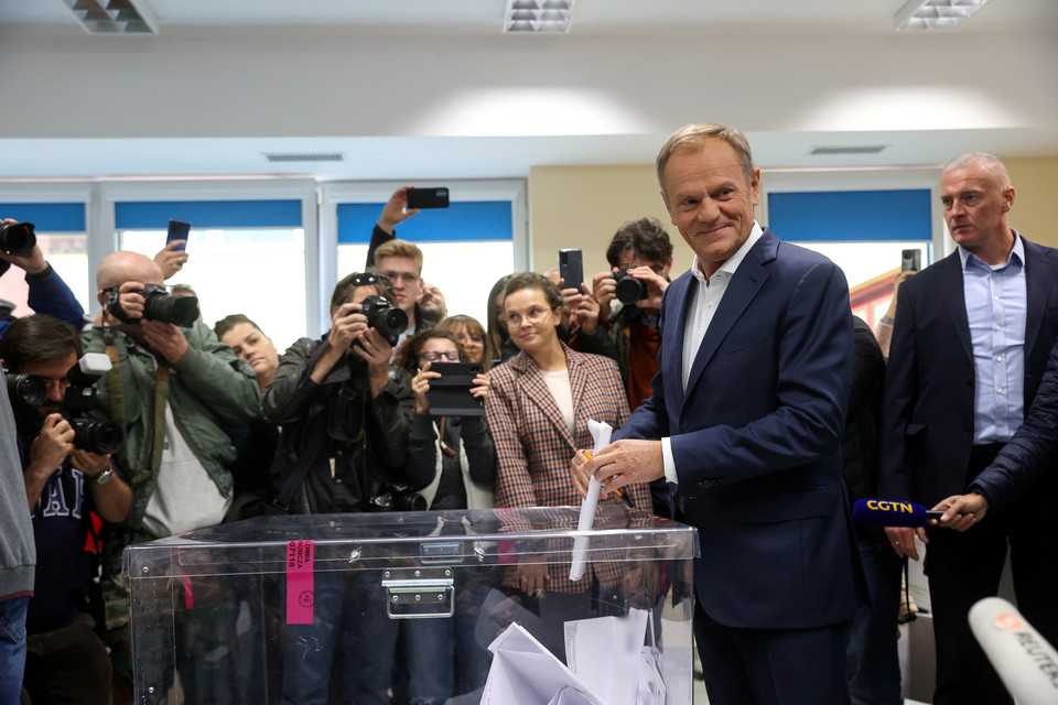 Przewoniczący PO Donald Tusk głosował z kolei na warszawskim Ursynowie