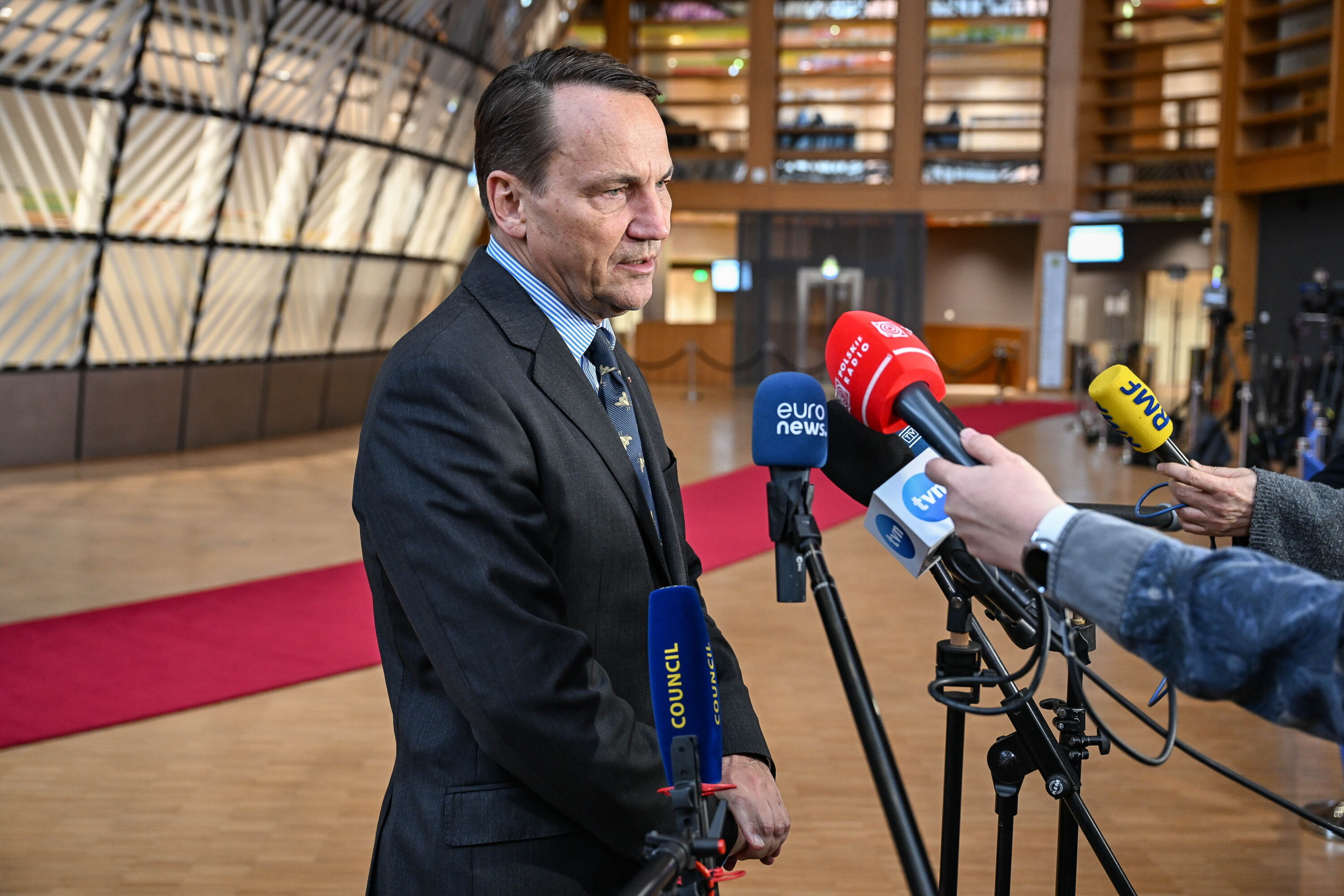 Rosja chciała zabić Polaków: Sikorski ujawnia sabotaż na kolei