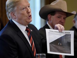 Prezydent Donald Trump prezentuje projekt muru na granicy z Meksykiem. Biały Dom, 11 stycznia 2019 r.