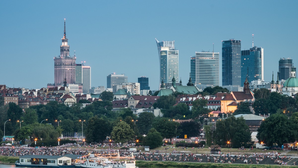 Wrocławscy prokuratorzy zakończyli dziś przesłuchanie Marka M., znanego handlarza roszczeń do stołecznych nieruchomości. Prokurator postawił mu trzy zarzuty, w tym m.in. oszustwa oraz przywłaszczenia mienia. Decyzja ws ewentualnego wniosku o tymczasowe aresztowanie ma zostać podjęta do czwartku.