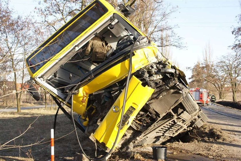 To był motocykl. Zderzył się z autobusem. Motocyklista zginął. 20 osób jest rannych