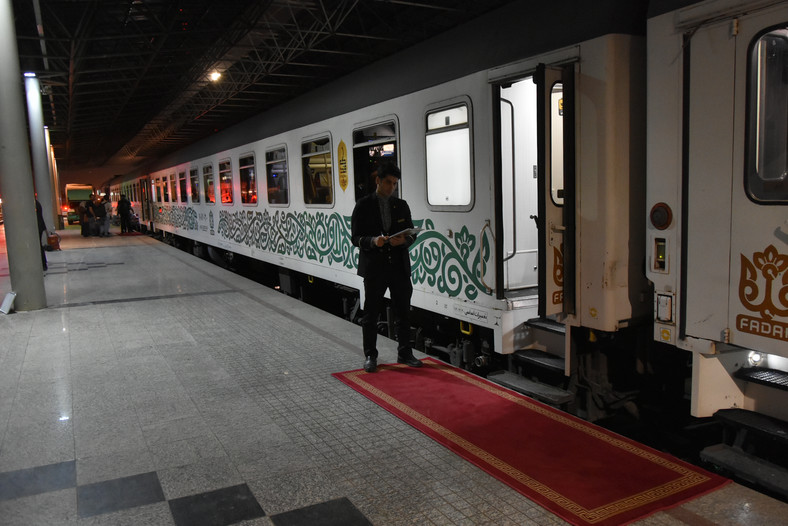 Fadak to jeden z dwóch najdroższych i najbardziej prestiżowych pociągów kursujących z Teheranu do Meszhed