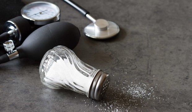 Preteran unos soli povećava količinu krvi koja se pumpa kroz telo i vremenom sužava krvne sudove, što dovodi do visokog krvnog pritiska