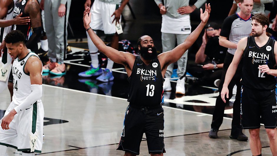 James Harden (w środku)