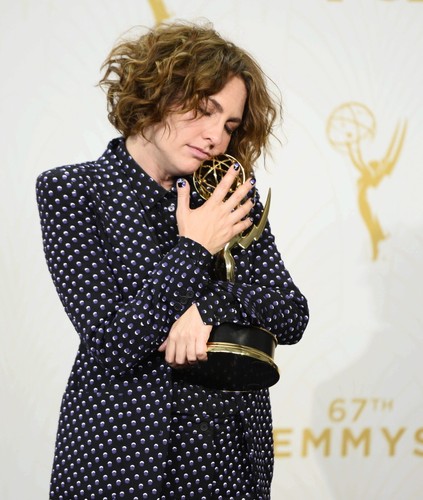 <strong>Jill Soloway</strong>
<br></br>
Jill Soloway zdobył nagrodę za najlepszą reżyserię serialu komediowego, a chodzi o serial „Transparent”. 
<br></br>
Akcja serialu skupia się na mężczyźnie imieniem Mort, który zbiera swoje dorosłe dzieci - Ali , Sarę i Joshuę - aby porozmawiać o przyszłości. Wszyscy są w szoku, że nie chodzi o finanse, ale o tajemnicze życie ojca będącego transgenderystą. Przez to zmieni się całe ich życie. 
<br></br>