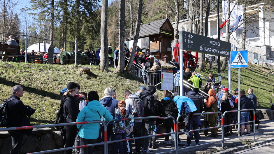Tłumy turystów w Kuźnicach stoją w kolejce do punktów sprzedaży biletów do TPN oraz kolejki na Kasprowy Wierch, Zakopane, 01.05.2023