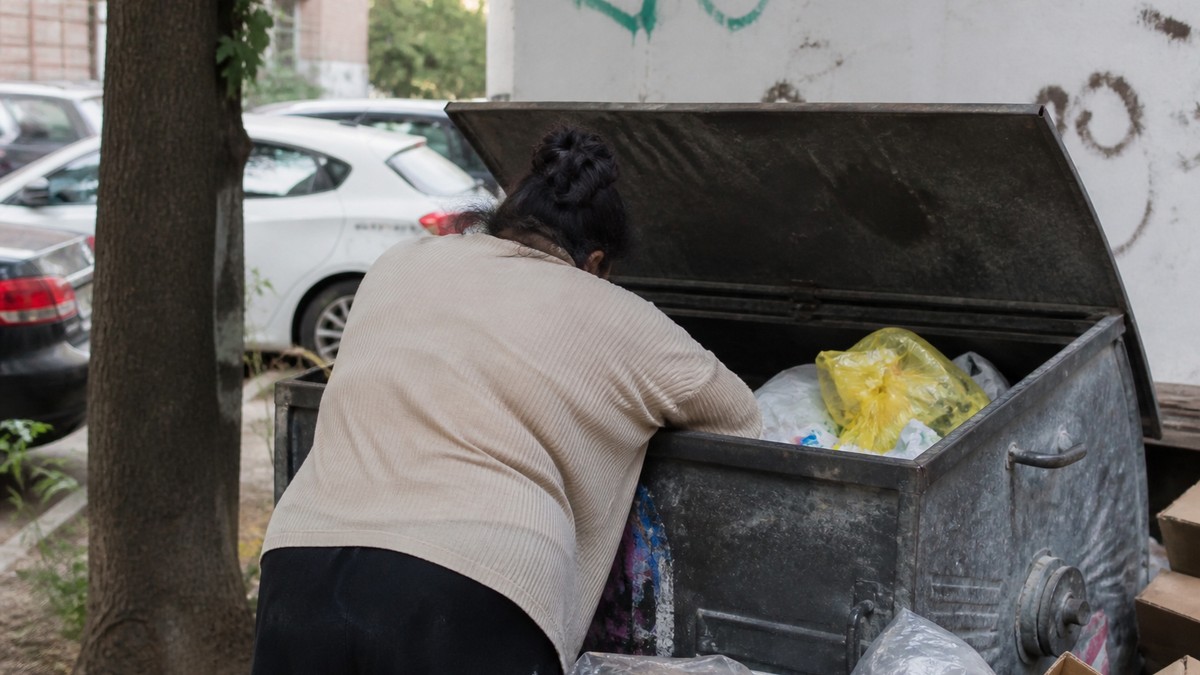 Žena kopala po kontejneru pa našla pravo bogatstvo