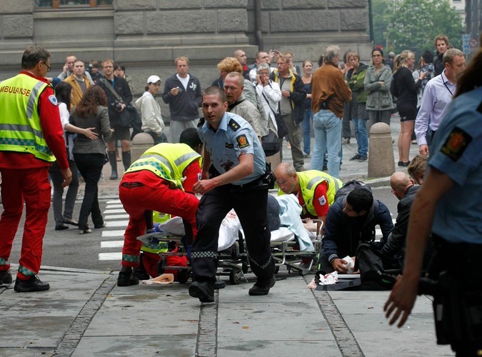 Pomoc rannym po eksplozji w Oslo