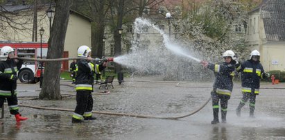 Dziewczyny ze straży pożarnej wkurzyły się na kolegów. Doszło do prawdziwej bitwy!