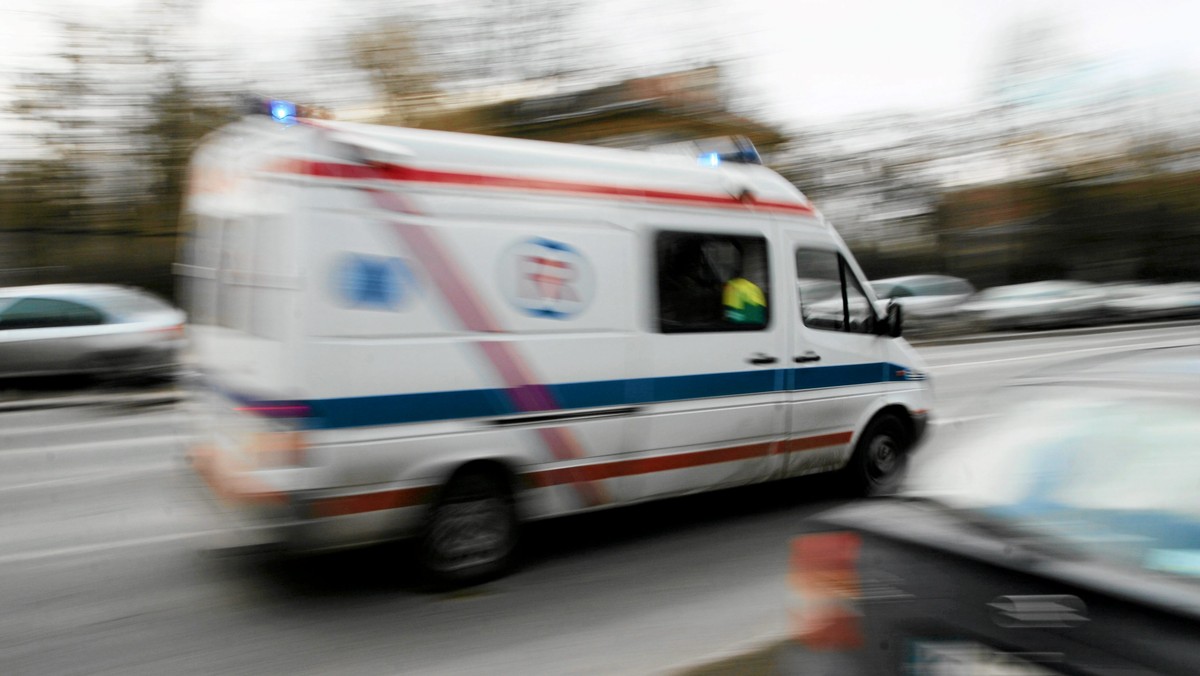 Dziś rano w Gościszewie zderzyły się dostawczy mercedes i autobus wiozący dzieci do pobliskiej szkoły. Kilkoro dzieci zostało rannych, trasa ze Sztumu do Malborka była zablokowana.