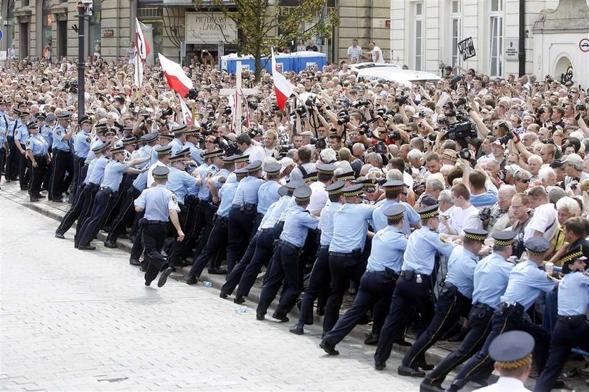 Jest już krzyż przed Pałacem Prezydenckim