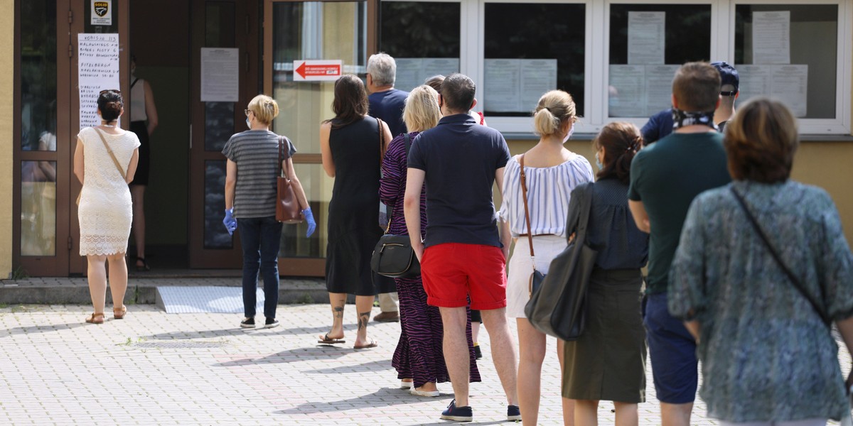 Rozporządzenie mówiące, że 12 lipca w pierwszej kolejności w lokalach wyborczych obsługiwane mają być m.in. osoby powyżej 60. roku życia oraz kobiety w ciąży zostanie opublikowane w poniedziałek.