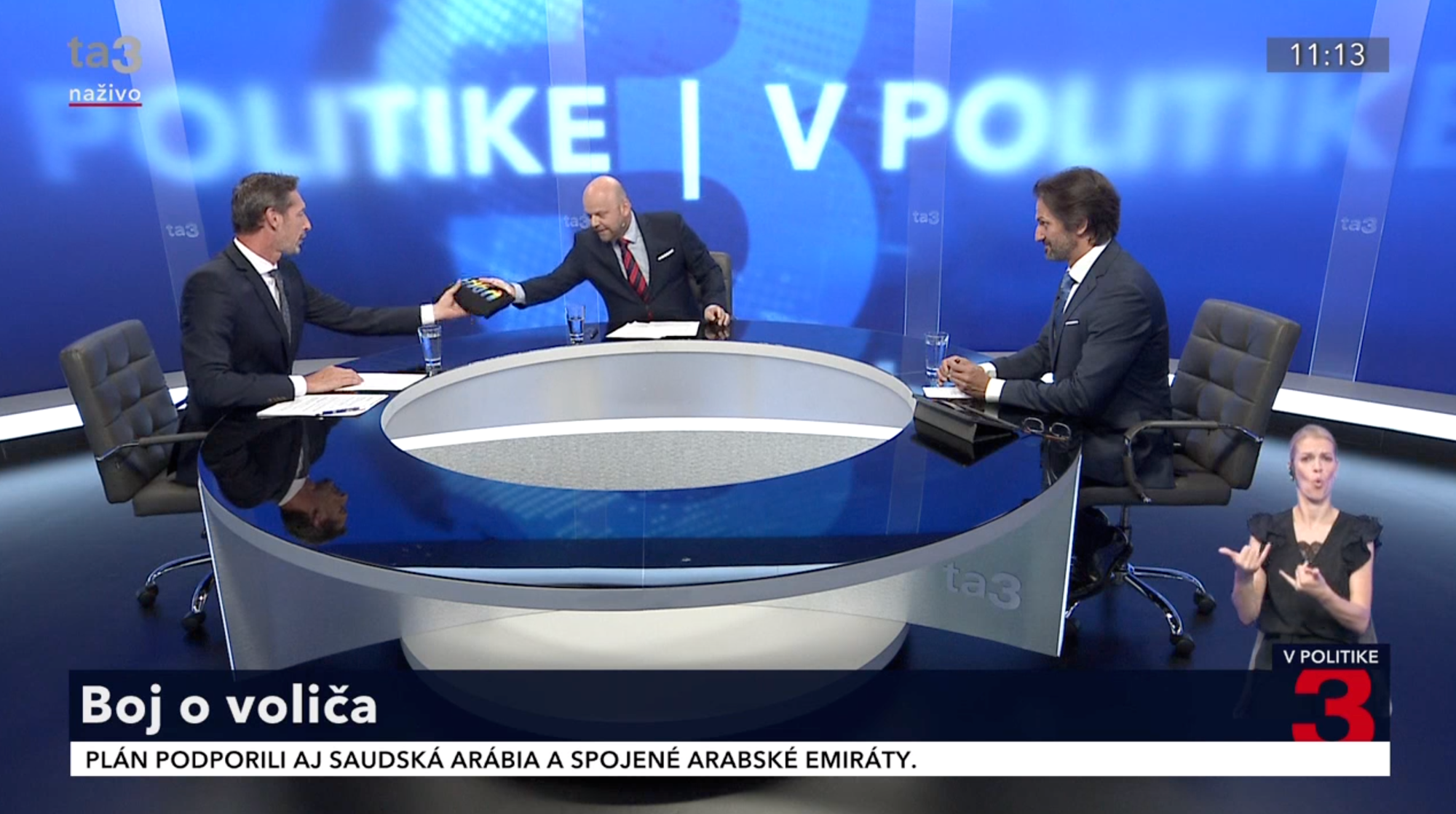 Moderátor TA3 Richard Dírer venoval Milanovi Majerskému dúhové tričko s nápisom Pliaga.