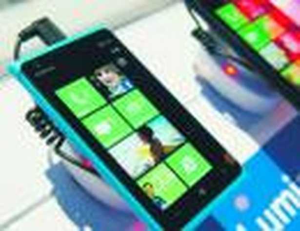 Nokia zaprezentowała na targach model Lumia 900 Bloomberg